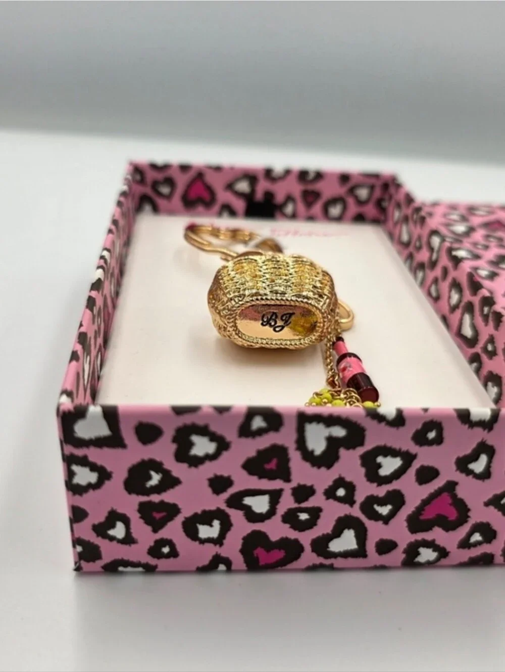 💕▪️Betsey Johnson ▪️Picnic Basket 🧺 Bag Charm/Keychain with Grapes 🍇  Wine 🍷